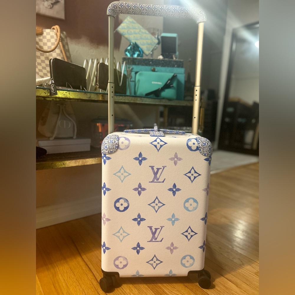 Louis Vuitton 2023 RARE By the Pool Horizon 55 Suitcase Resort Blue